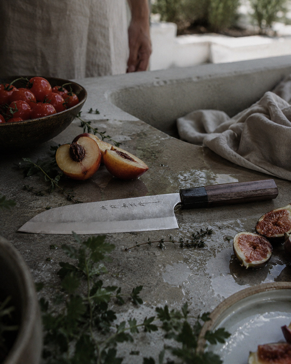 Cuchillo Santoku 17 cm VG10 Damasco Echizen Kamo en una mesa mediterránea
