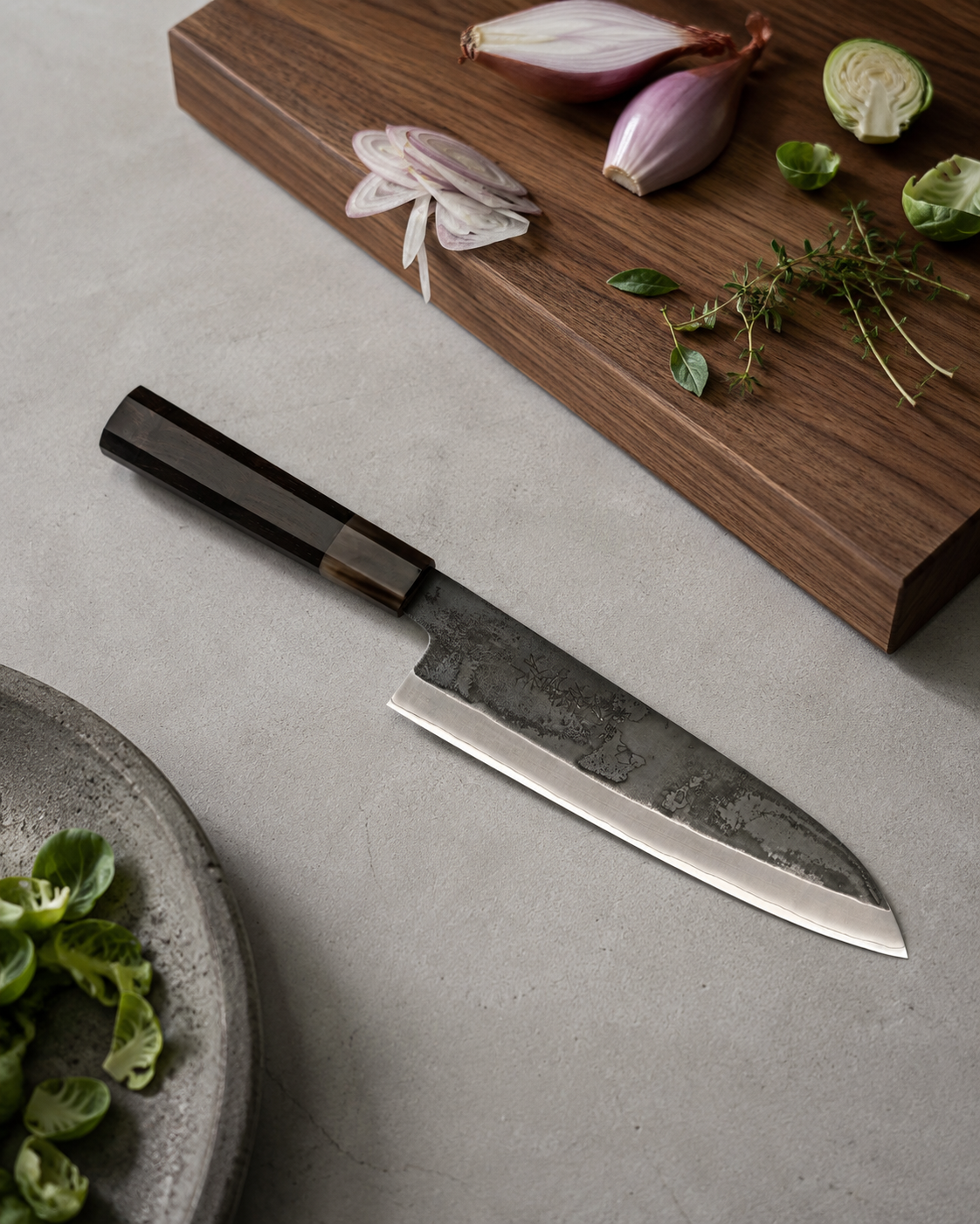 Cuchillo Gyuto HAP-40 Ebano Negro Bufalo Rubio 21 cm en cocina minimalista de concreto