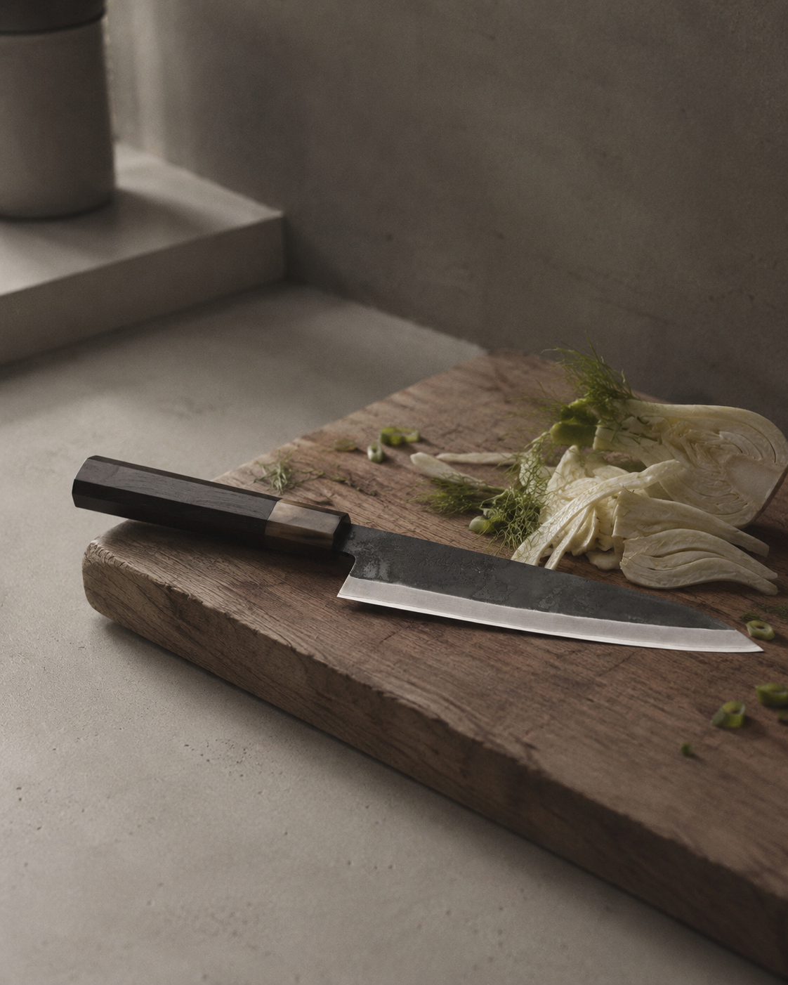Cuchillo Gyuto HAP-40 Ebano Negro Bufalo Rubio 21 cm sobre tabla de madera con hinojo