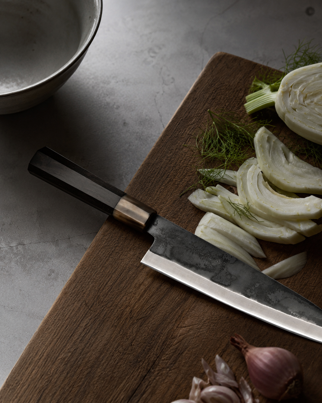 Cuchillo japones Gyuto HAP-40 Ebano Negro Bufalo Rubio 21 cm con verduras de verano
