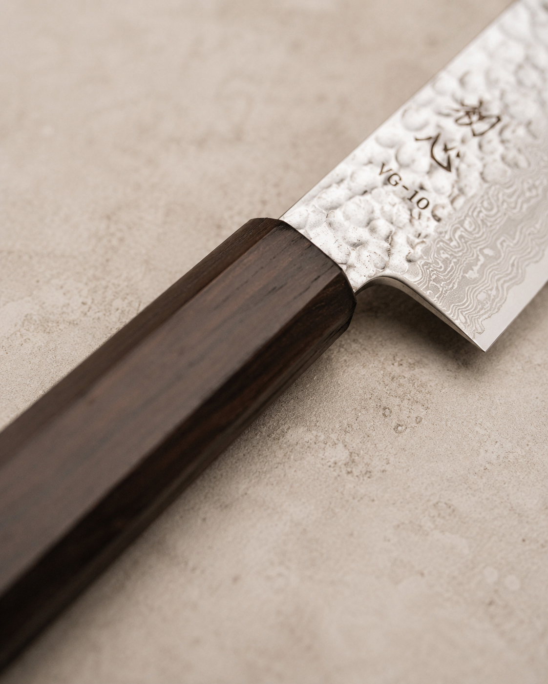 Detalle del mango de ebano del cuchillo japones Gyuto Hayabusa