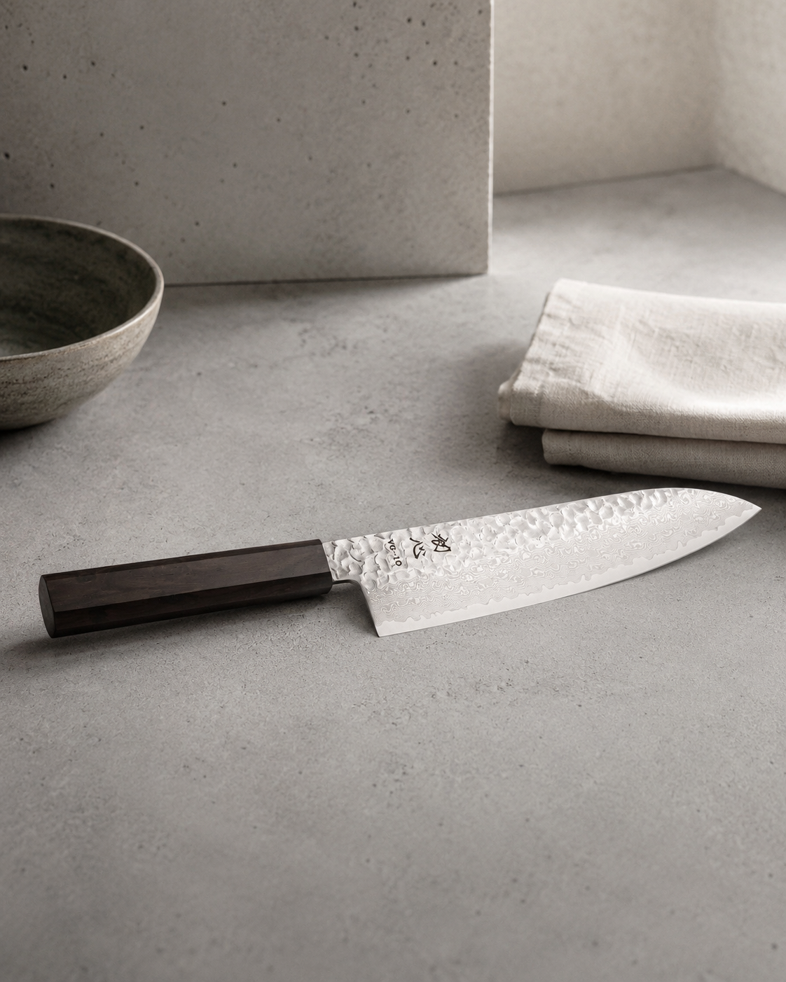 Cuchillo japones Gyuto Hayabusa Damasco sobre concreto y lino natural