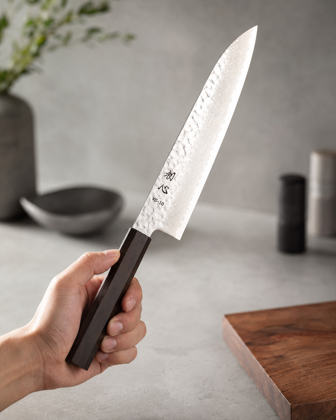 Cuchillo Gyuto Hayabusa VG10 Damasco sostenido en mano para mostrar escala