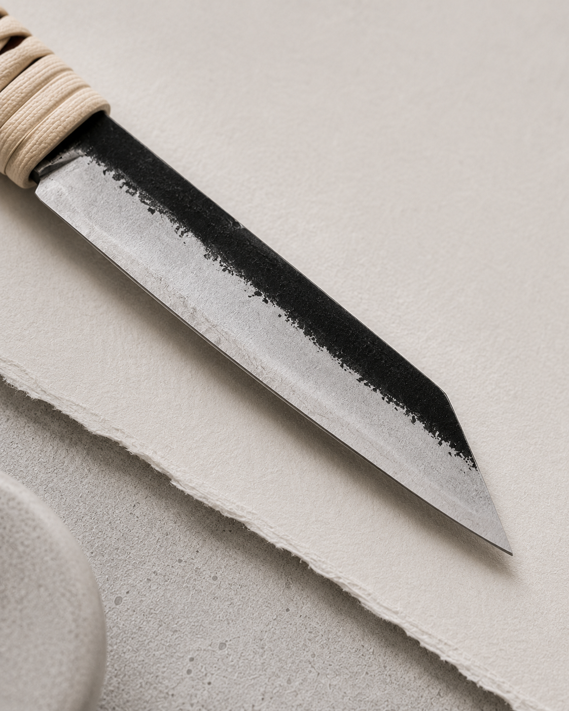 Cuchillo japones Nagao Anti-Slip Aogami en escena minimalista