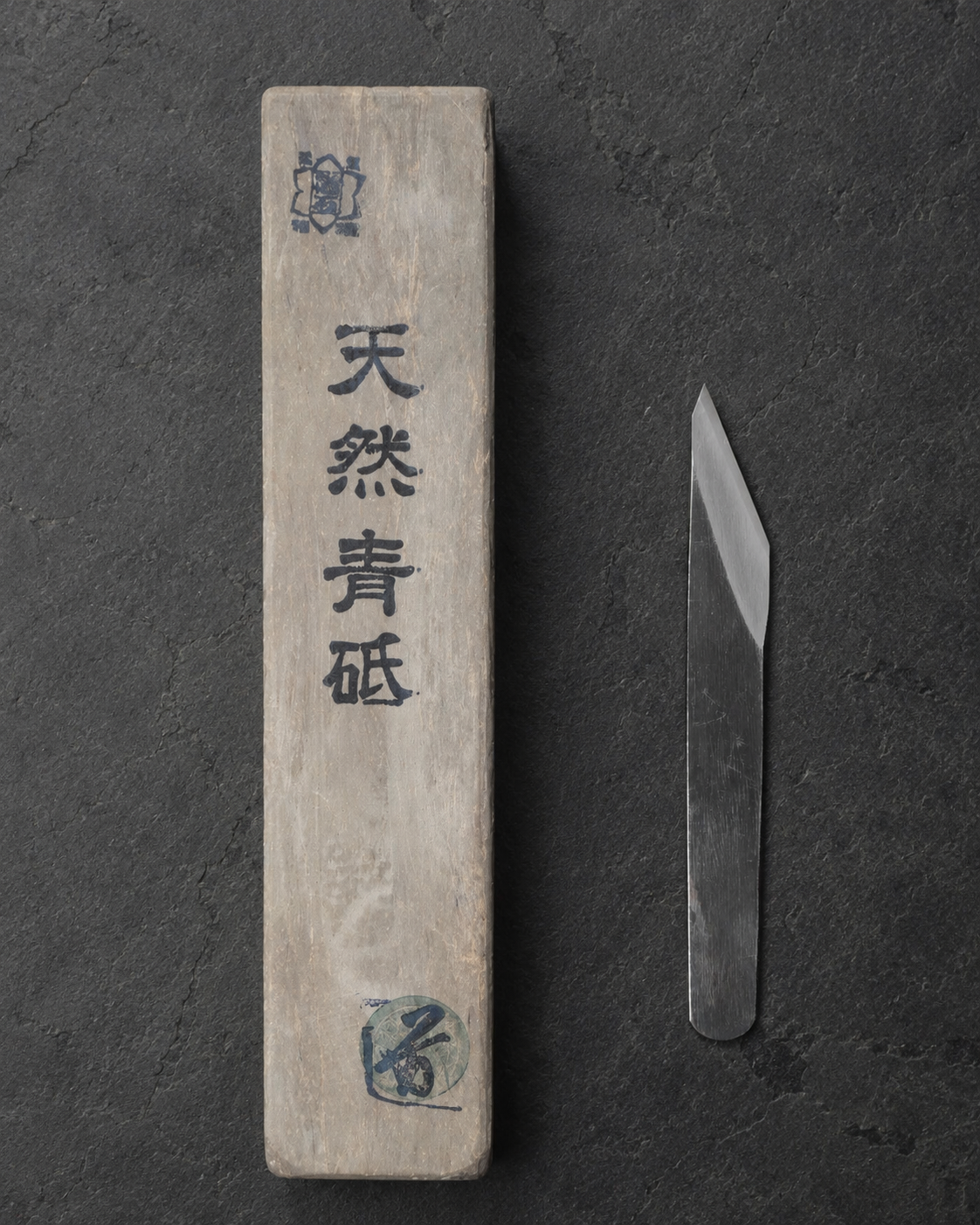 Piedra de afilar natural japonesa Aoto con cuchillo japones