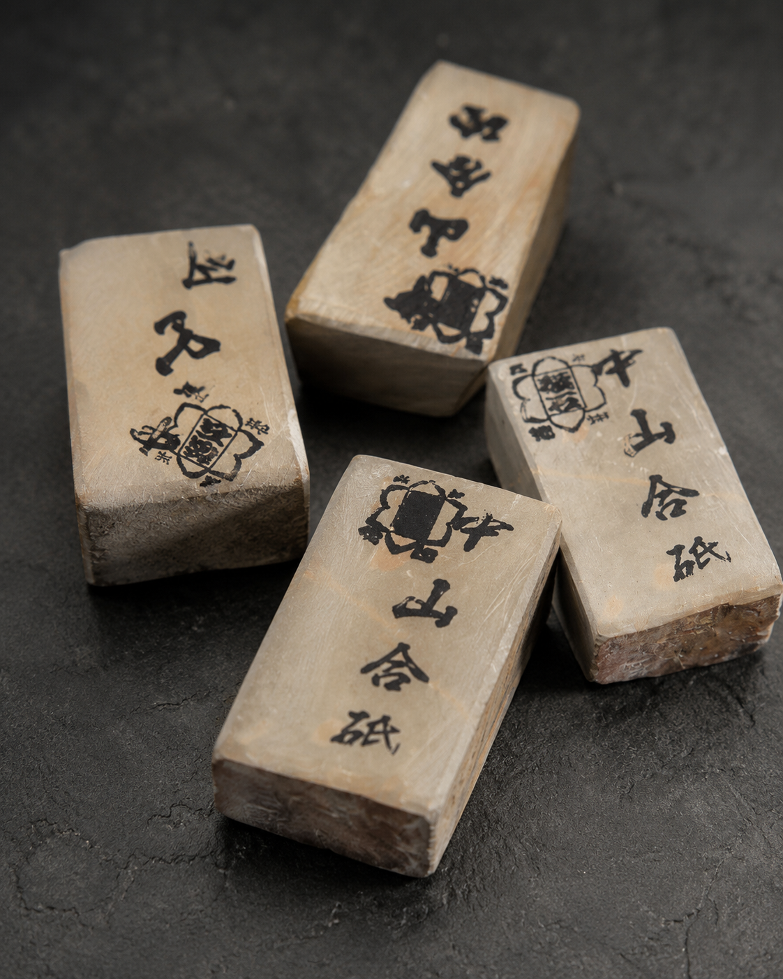 Piedra Nagura Nakayama para afilar cuchillos japoneses en escena editorial