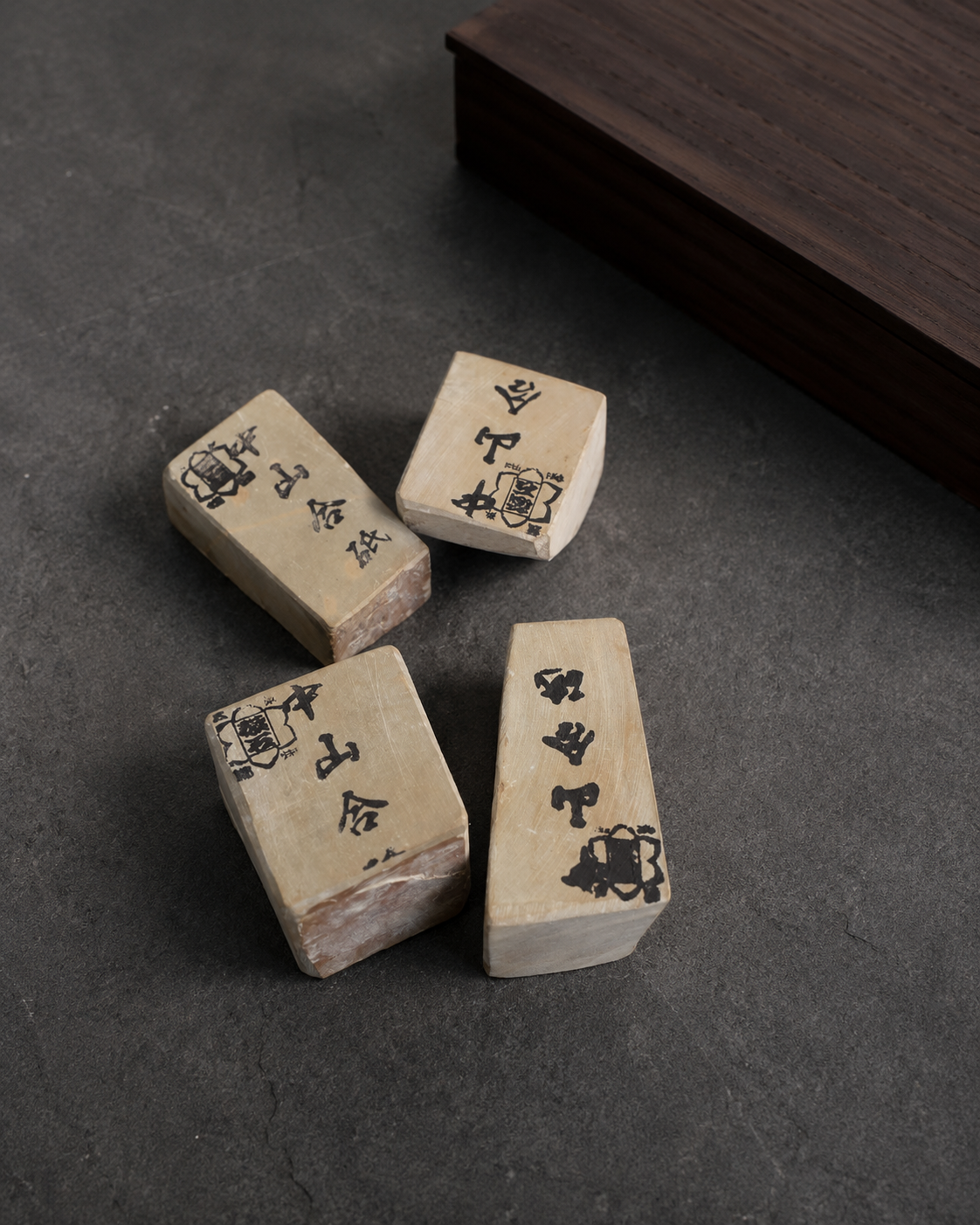 Nagura natural japonesa Nakayama junto a piedra de afilar y agua