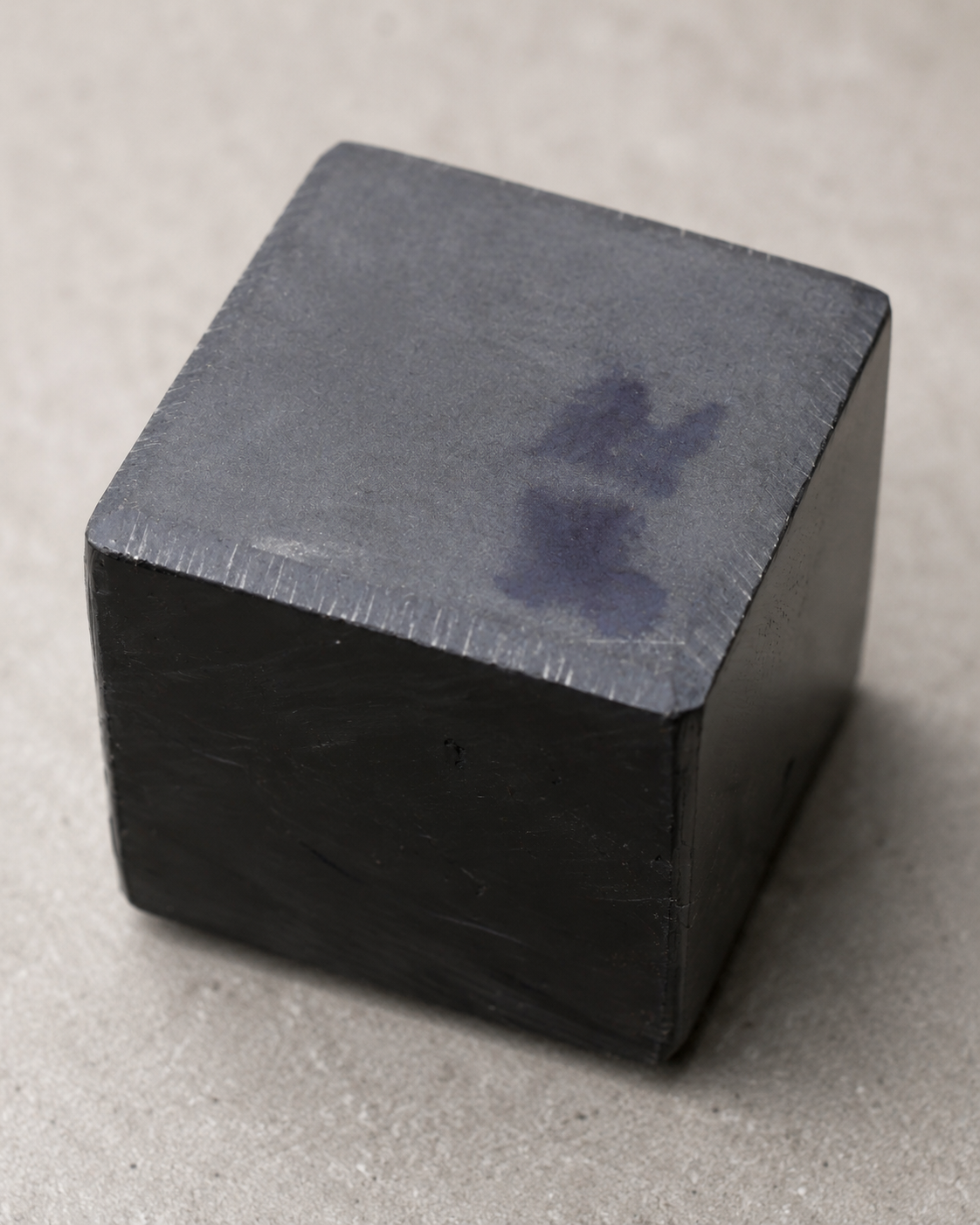 Piedra Tsushima Nagura para afilar cuchillos japoneses en escena minimalista