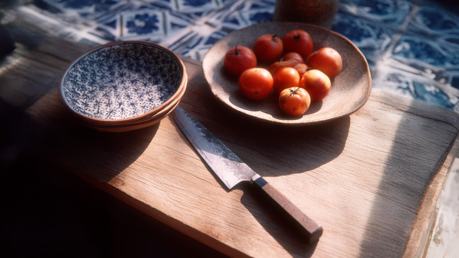 Editorial Ibiza Kitchen Light de Ryo Miura Japan con cuchillos japoneses en una composición mediterránea